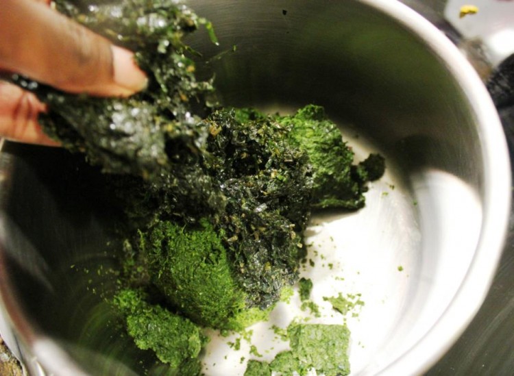     250g de feuilles de gombo équeutés et lavées     250g de feuilles de manioc (saka saka) équeutées et pilées     1l d'eau     200g de poisson (frais ou fumé) ou de la viande     1 bol de crevettes séchées