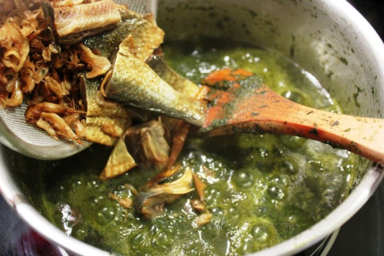 Dongo (kelenkelen feuilles de manioc)