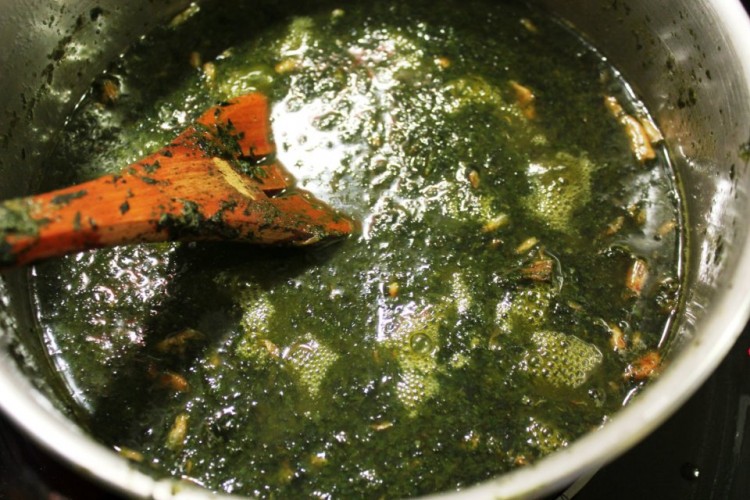 Dongo (kelenkelen feuilles de manioc)