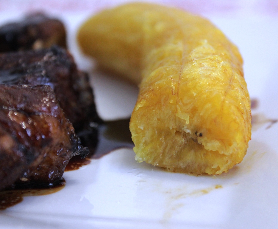 Travers de porc grillés au miel & plantain rôti à l'huile de coco