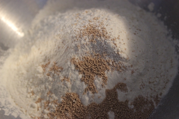 mélangez la farine et la levure