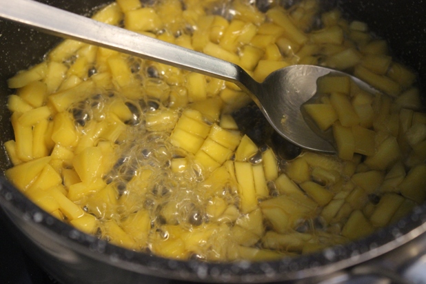 cuire la mangue et le rhum
