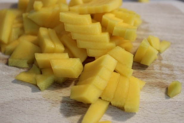 découpez la mangue en dés