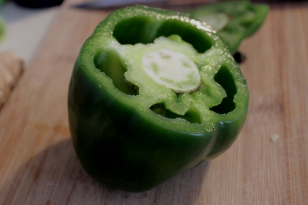  Dans une casserole chauffez un filet d’huile d’olive, ajoutez l’oignon coupé en lamelle, quand les oignons commencent à dorer ajouter la purée de tomate ainsi que le bouillon, pimentez à volonté