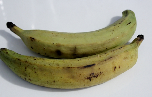 2 plantains à peines murent Du sel 2 cc de piment d’Espelette Un bain de friture