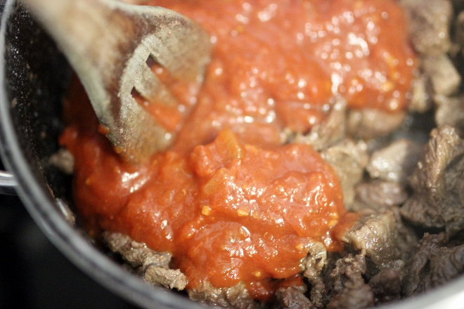 Bœuf à la sauce tomate épicée