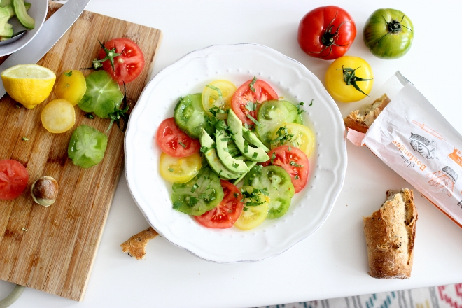 salade de tomates colorées et avocat