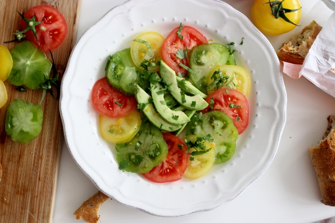 salade de tomates colorées et avocat