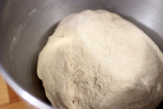  Versez dans un saladier ou la cuve d’un robot pétrisseur la farine mélangée à la levure, le beurre, le sucre, le lait et le sel.  2- Pétrissez à la main ou au robot (vitesse 1 puis 2 avec un KitchenAid) pendant 5 min.  3-  Couvrez d’un linge et laissez pousser 2 heures. La pâte doit doubler de volume.  4- Passez à l’étape façonnage.