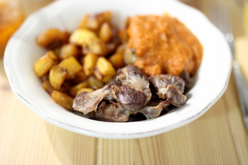 Gésiers de poulets rotis et frites de plantains aux épices