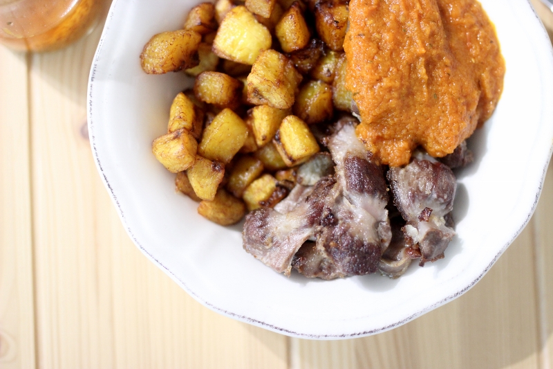 Gésiers de poulets rotis et frites de plantains aux épices
