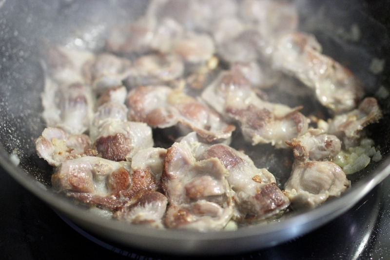 Gésiers de poulets rotis et frites de plantains aux épices