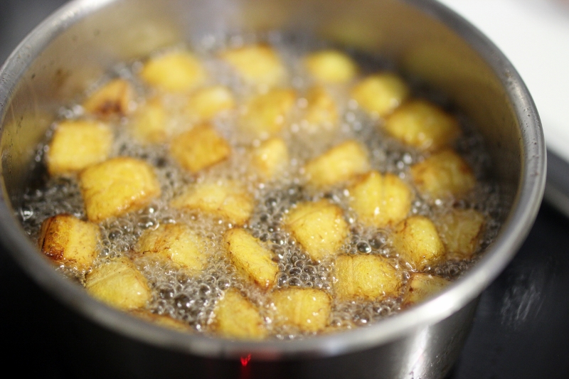 Gésiers de poulets rotis et frites de plantains aux épices