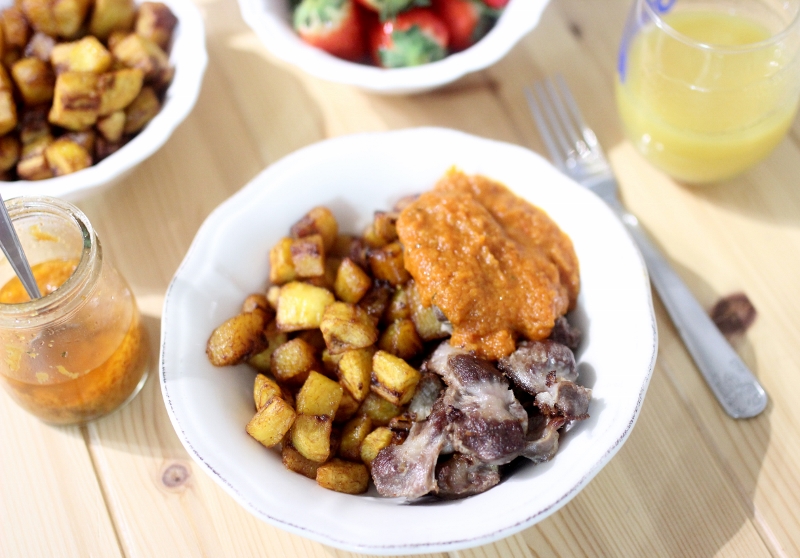 Gésiers de poulets rotis et frites de plantains aux épices