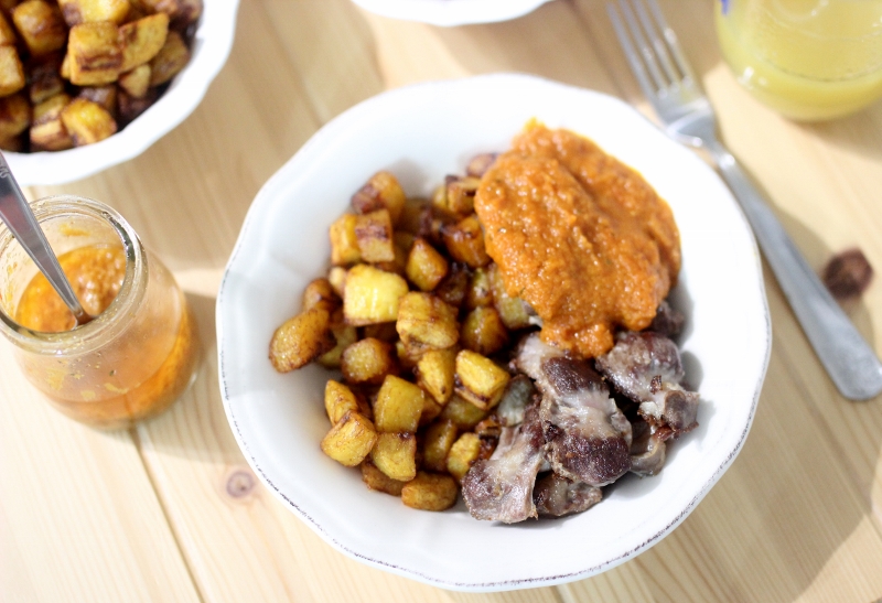 Gésiers de poulets rotis et frites de plantains aux épices