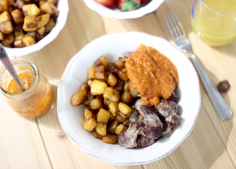 Gésiers de poulets rotis et frites de plantains aux épices
