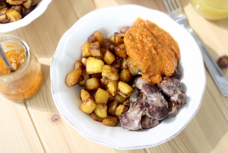 Gésiers de poulets rotis et frites de plantains aux épices