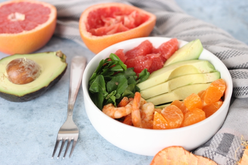 Salade de cresson à l’avocat, clémentine et crevettes pimentées 