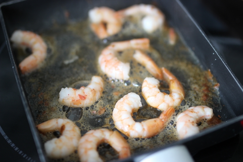Salade de cresson à l’avocat, clémentine et crevettes pimentées 