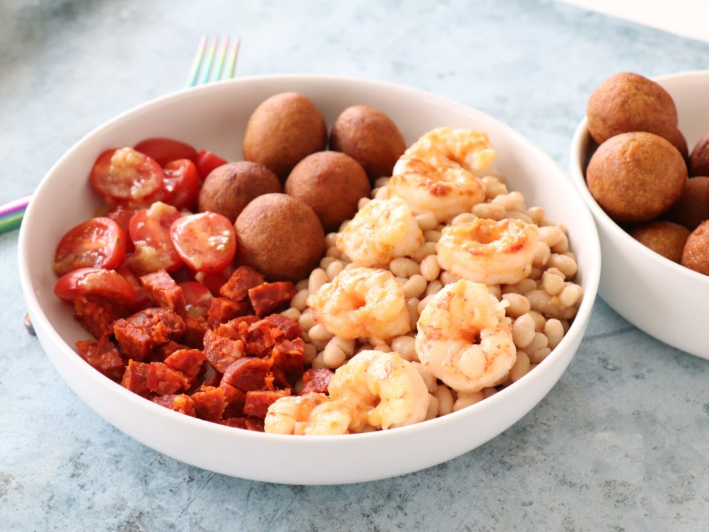 Salade de haricots blancs et de crevettes grillées
