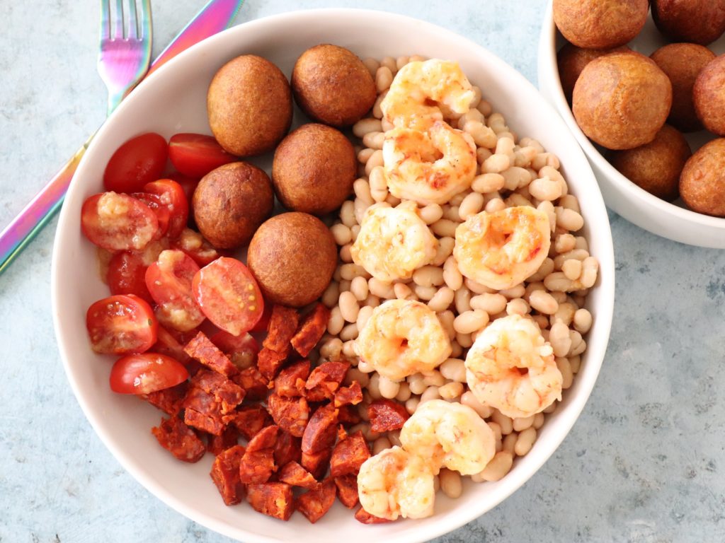 Salade de haricots blancs et de crevettes grillées