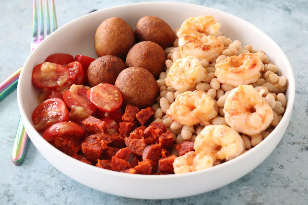 Salade de haricots blancs et de crevettes grillées