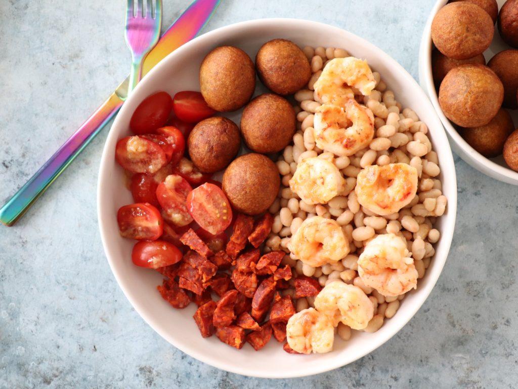 Salade de haricots blancs et de crevettes grillées