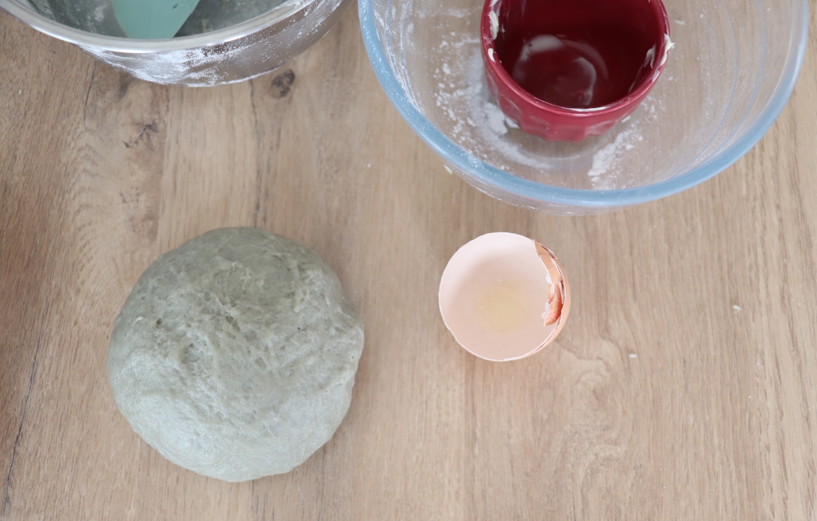 Versez le mélange farineux sur le mélange lacté et pétrissez jusqu’à obtenir une pâte homogène