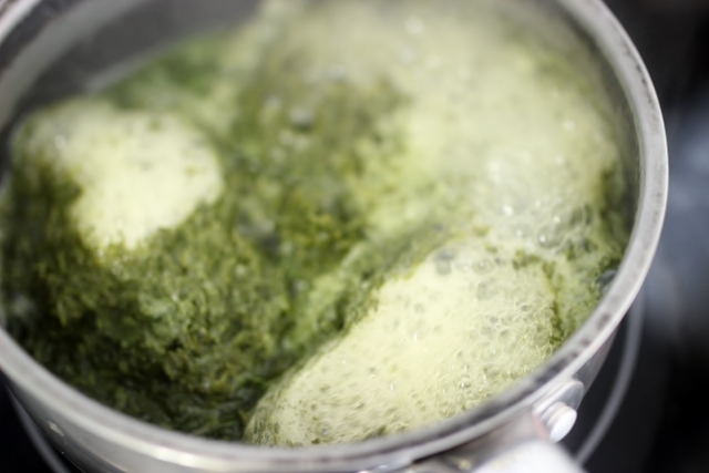 cuisson des feuilles de manioc