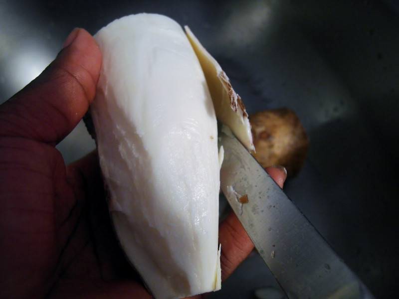 éplucher le manioc