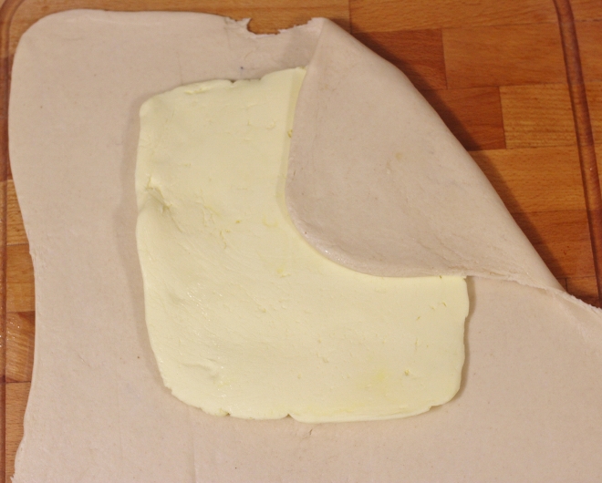 tourrage de la pâte levée feuilletée