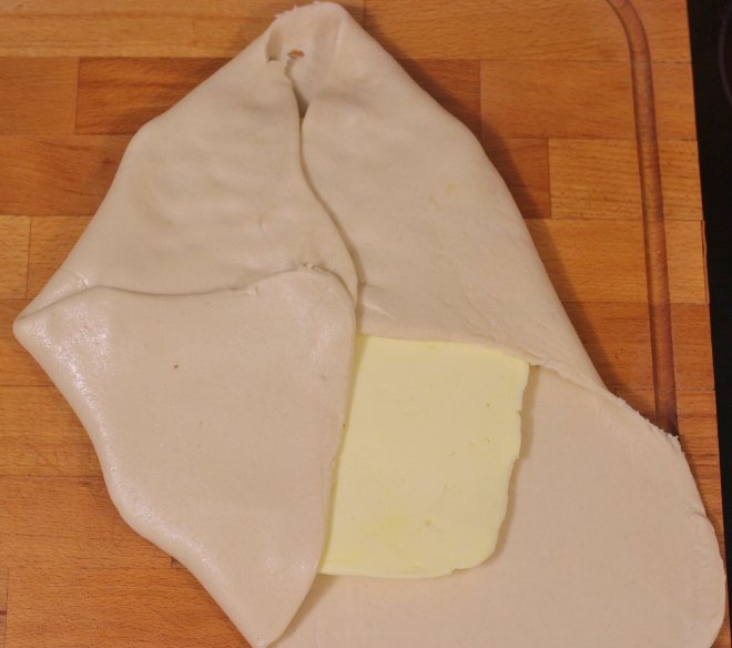 tourrage de la pâte levée feuilletée